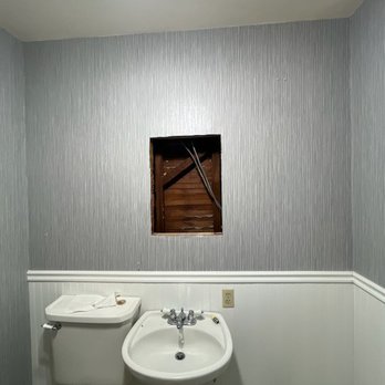 Perez Wallpaper Solutions - Even wallpapering neat corners in the bathroom - Wallpapering Near Me