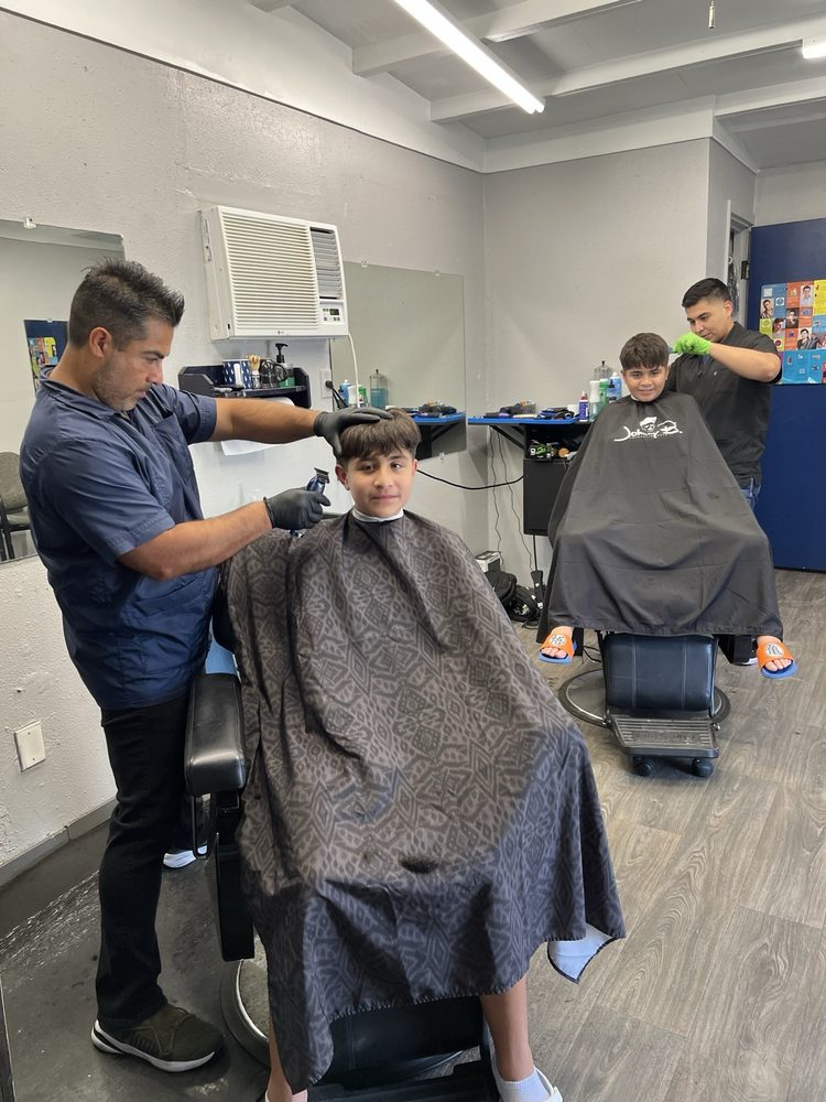 Hank's Barber shop Logo