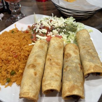 Los Arcos Kitchen and Cantina-North - 2 chicken and 2 steak flautas with rice and Mexican salad. - Mexican Near Me - Rochester, Minnesota