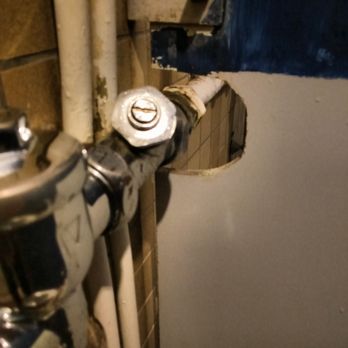 Auberge de jeunesse Paris - Hole in bathroom wall. - Hostels Near Me - Paris, 75