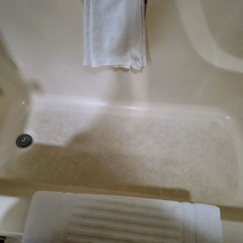 Comfort Inn & Suites Cedar Rapids North - Collins Road - Dirty tub - Hotels Near Me - Cedar Rapids, Iowa
