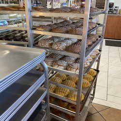 Pasteleria Y Panaderia El Guero - Conchas