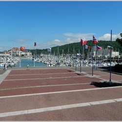Résidence Port Guillaume - Esplanade donnant sur le port.