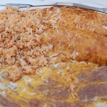 El Farolito - Red sauce chicken enchiladas...good flavor but not hot on the inside! Beans are very thin consistency - Mexican Near Me - Placentia, California
