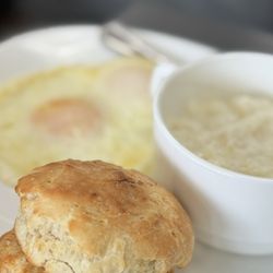 Robert's Restaurant - Egg and grits