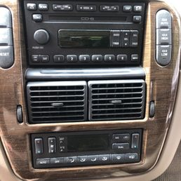 Old stock stereo in Ford