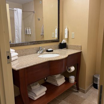 Hampton Inn & Suites - Columbia - Bathroom - Hotels Near Me - Columbia, Missouri