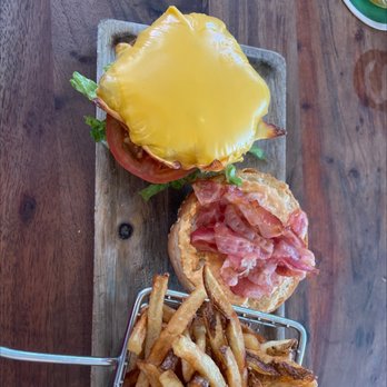 La Cantina - Classic Burger and fries. - Restaurants Near Me - Faucon-du-Caire, 04