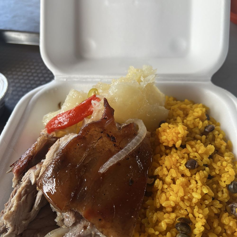 Lechon asado, arroz con gandules a d yucca! Excellent 10/10!!!