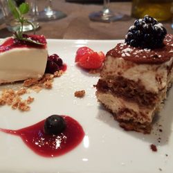 Trattoria Italia - 5-Gänge-Überraschungs-Menü.... Gang 5... Tiramisu und Panna Cotta