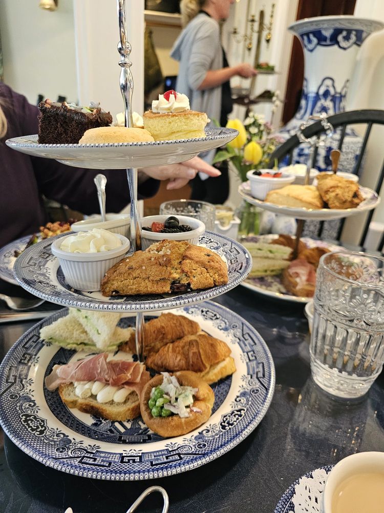 Dunbar House Tea Room & Wine Bar Logo