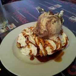 Latinos - Gofre caliente con nata, sirope de caramelo y helado de vainilla con brownie. 3 €