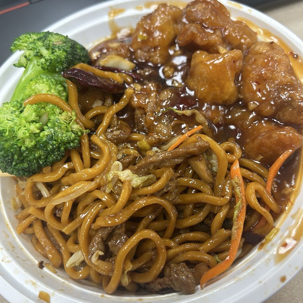 Wok N Roll - L19. General Tso's Chicken with Beef Lo Mein - Chinese Near Me - Jacksonville, Florida Wok N Roll - L19. General Tso's Chicken with Beef Lo Mein - Chinese Near Me - Jacksonville, Florida