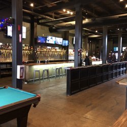 Cricket's Grill & Draft House - Bar area