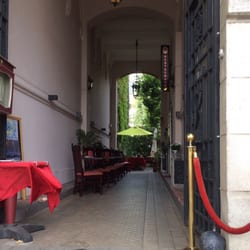 La Cantine Russe - Entrance to restaurant exterior