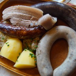 Landgasthof Drei Linden - Schlachtplatte mit Blutwurst, Leberwurst, Bratwurst, Kesselfleisch sowie Sauerkraut und Salzkartoffeln für ca. 9€