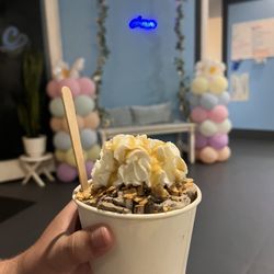 Chillville - Interior + chocolate with Oreo and caramel + whip cream