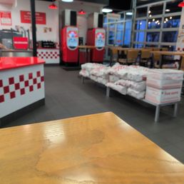 Wow it was empty on a Sunday. Guess everyone is done ng the last minute shopping for Christmas .