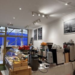 Cafe de Fred - super clean and tidy space