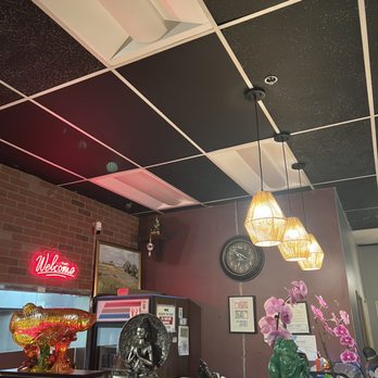 Kunchorn Thai Food - a view of the restaurant - Thai Near Me - Gardena, California Kunchorn Thai Food - a view of the restaurant - Thai Near Me - Gardena, California