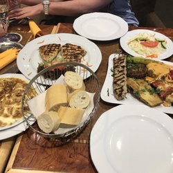 La Caféteria - Essenskomposition aus Vorspeisenplatte mit Suflaki-Spiess, Putenfleisch, kretonischen Kartoffeln, Metaxa-Soße, etwas Brot und Krautsalat...