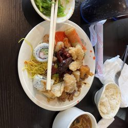 Garden Buffet - The seaweed is in the little bowl. Use chopsticks!