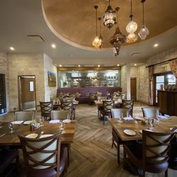 Cello Ristorante & Bar - Dining room with a view of the kitchen