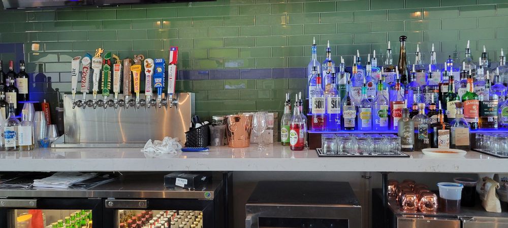 River's Cocktail & Wine Bar Logo