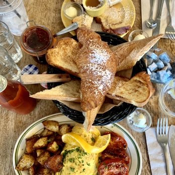 La Note - Corbeille de Pain, Omelette Au Fromage, Toased Cinnamon Brioche - French Near Me - Berkeley, California