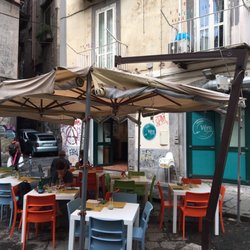 Vero - Farbiger Kontrast in ansonsten eher grauer Umgebung. Véro Gastrobar.