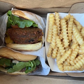 Shake Shack Santa Monica - Burgers Near Me - Santa Monica, California
