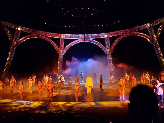 "O" by Cirque du Soleil by null