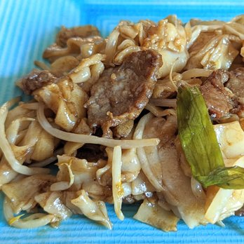 Hong Kong Seafood - Beef Chow Fun: The exact standard beef chow fun we wanted, no fancy meats or weird ingredients, just noodles, beef, bean sprouts, and green - Chinese Near Me - Hayward, California