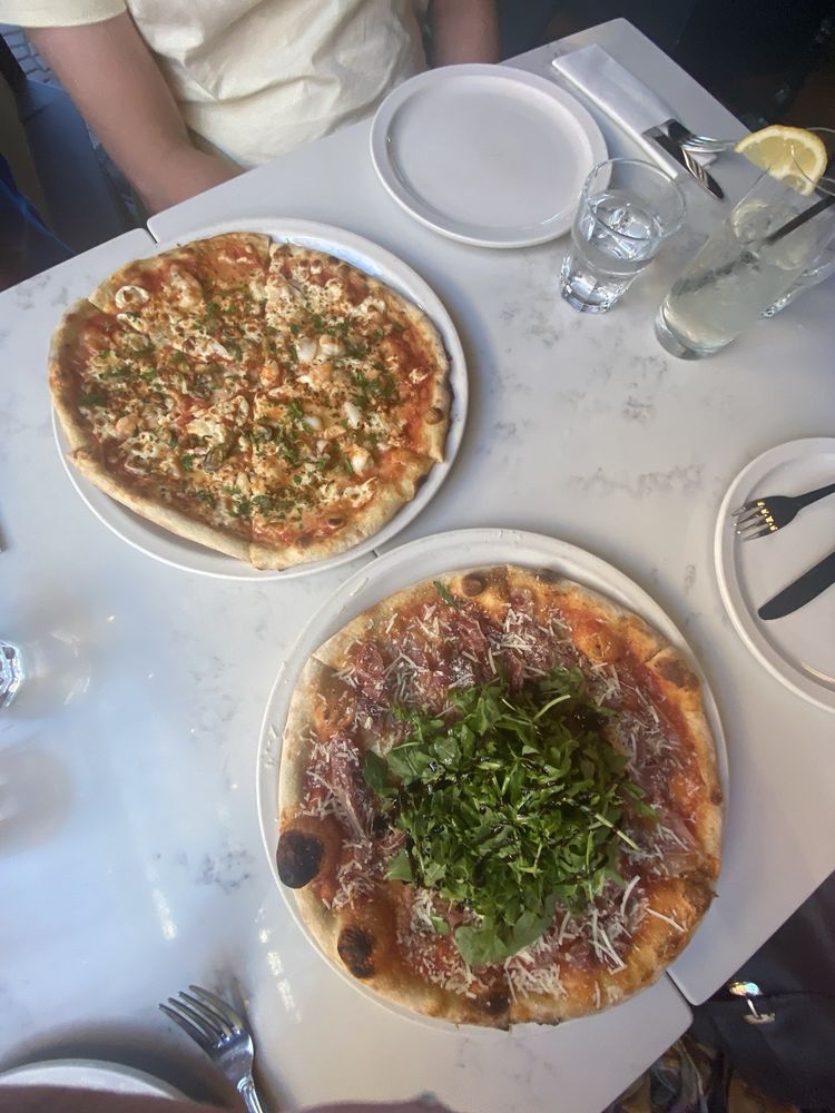 900 Degrees Wood-Fired Pizzeria Logo