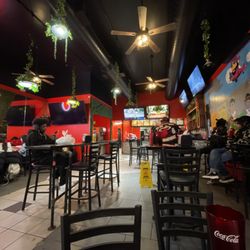 Strikeout Wingz - Inside dinning room