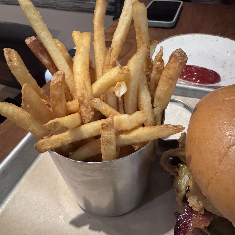 Henry's Tavern - Regular fries - Breakfast & Brunch Near Me - Portland, Oregon