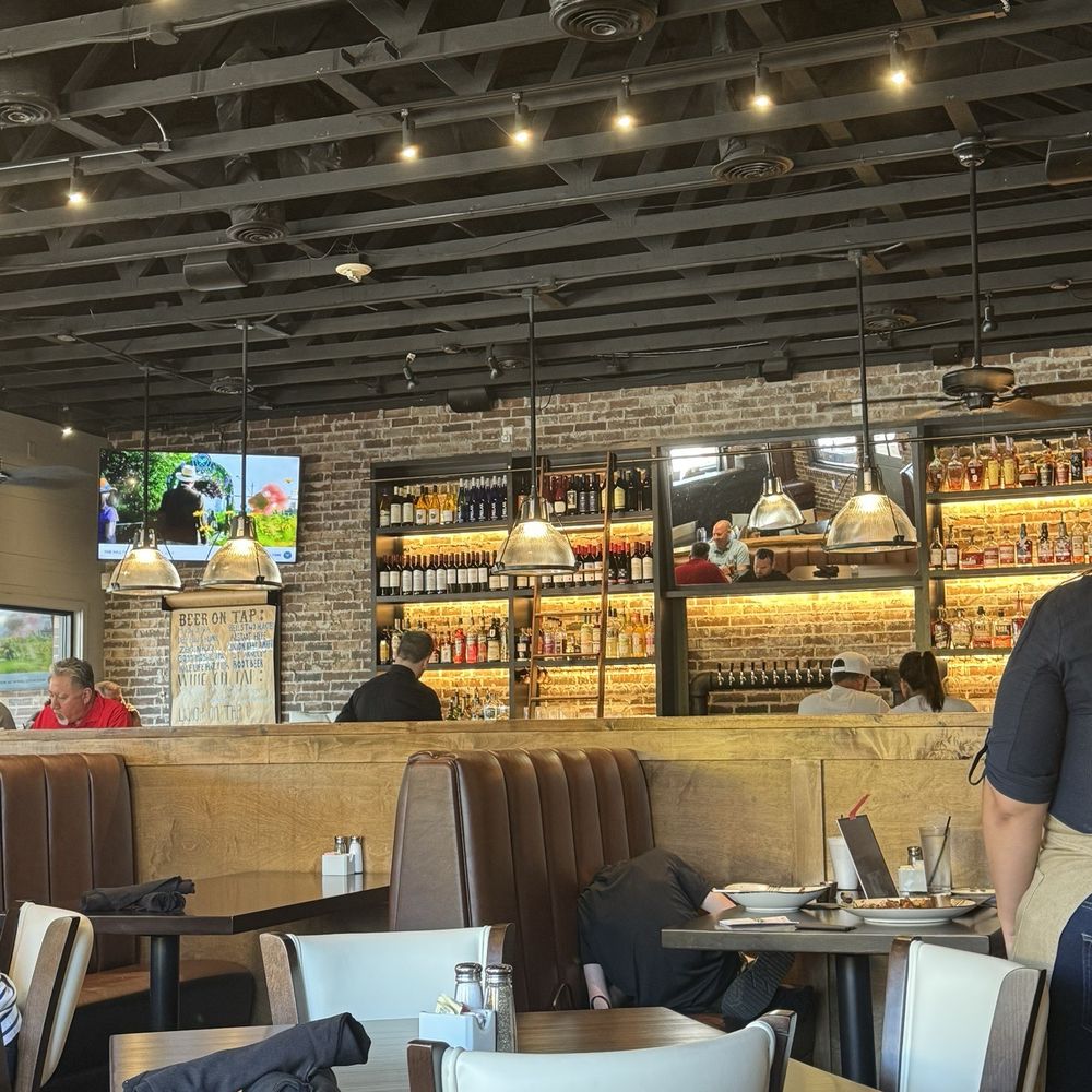 Oak and Main - Dining room and bar - American Near Me - Roanoke, Texas