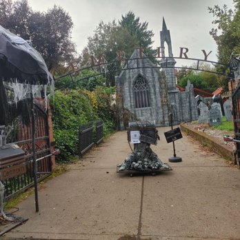 Davis Graveyard - Holiday Decorations Near Me - Milwaukie, Oregon