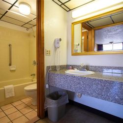 Days Inn by Wyndham Clinton - Guest room bath