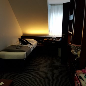 Hotel Concorde - Single room, reminded me of my college dorm, but only slept there - Hotels Near Me - Frankfurt, HE