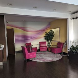 Menlo Park Inn - Vibrant seating area. I like the colors.