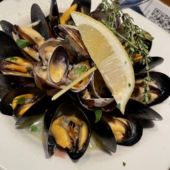 Taylor Shellfish Oyster Bar - Clam and Mussel Steamer - Seafood Near Me - Seattle, Washington
