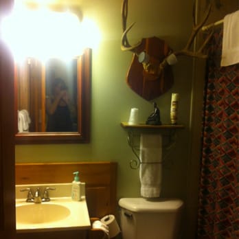 Big Yellow Inn - Our Ranch themed bathroom. - Hotels Near Me - Cedar City, Utah Big Yellow Inn - Our Ranch themed bathroom. - Hotels Near Me - Cedar City, Utah