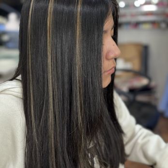 Carmencita's Salon - Unas mechas para dar luz a tu cabello - Blow Dry/Out Services Near Me - Brooklyn, New York Carmencita's Salon - Unas mechas para dar luz a tu cabello - Blow Dry/Out Services Near Me - Brooklyn, New York