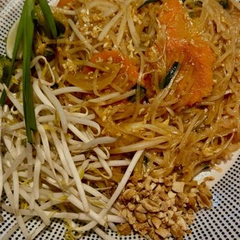Mae Asian Eatery - Pad Thai with vegetables - Thai Near Me - Cambridge, Massachusetts