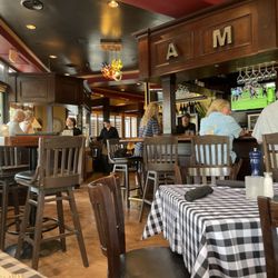 Wally's American Gastropub - Dining room
