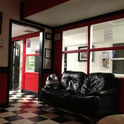 Fade And Blade Barber Shop - Lounge area