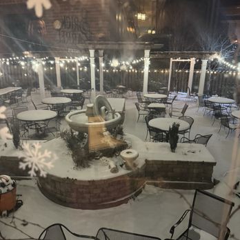 Brick and Barrel Cross Keys - outdoor patio - Burgers Near Me - Pittsburgh, Pennsylvania