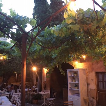 Parisien - Innenhof - Coffee & Tea Near Me - Artà, PM Parisien - Innenhof - Coffee & Tea Near Me - Artà, PM