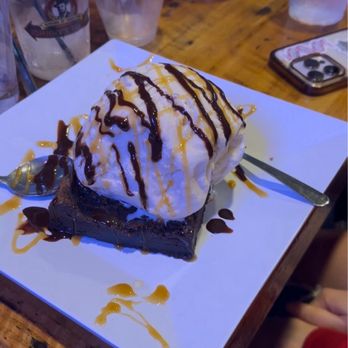 Johnny's Tavern - Brownie and ice cream - Sports Bars Near Me - Kansas City, Missouri Johnny's Tavern - Brownie and ice cream - Sports Bars Near Me - Kansas City, Missouri